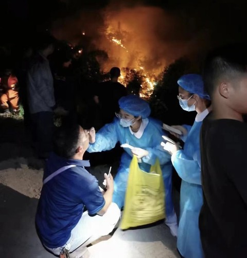 Dân Trung Quốc phải chờ xét nghiệm COVID-19 gần đám cháy rừng - Ảnh 1. Dân Trung Quốc phải chờ xét nghiệm COVID-19 gần đám cháy rừng - Ảnh 1.