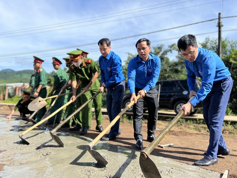 Trung ương Đoàn trao Ngôi nhà 100 đồng cho người dân tại Kon Tum - Ảnh 1. Trung ương Đoàn trao Ngôi nhà 100 đồng cho người dân tại Kon Tum - Ảnh 1.