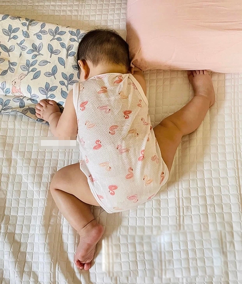Những dáng ngủ siêu bá đạo của con khiến bố mẹ ôm bụng cười - Ảnh 1. Những dáng ngủ siêu bá đạo của con khiến bố mẹ ôm bụng cười - Ảnh 1.