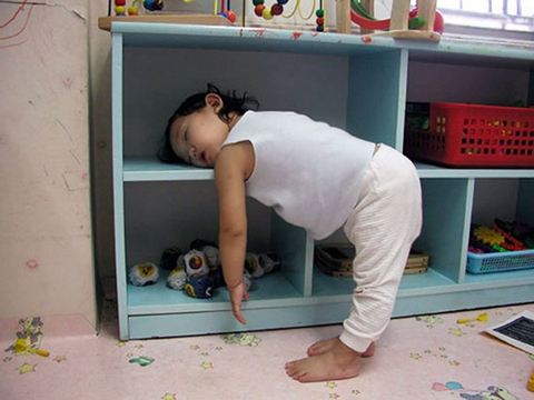 Những dáng ngủ siêu bá đạo của con khiến bố mẹ ôm bụng cười - Ảnh 3. Những dáng ngủ siêu bá đạo của con khiến bố mẹ ôm bụng cười - Ảnh 3.