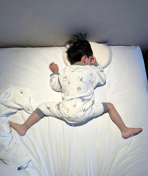 Những dáng ngủ siêu bá đạo của con khiến bố mẹ ôm bụng cười - Ảnh 4. Những dáng ngủ siêu bá đạo của con khiến bố mẹ ôm bụng cười - Ảnh 4.