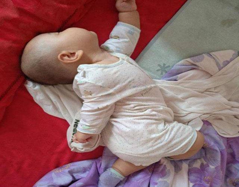 Những dáng ngủ siêu bá đạo của con khiến bố mẹ ôm bụng cười - Ảnh 6. Những dáng ngủ siêu bá đạo của con khiến bố mẹ ôm bụng cười - Ảnh 6.