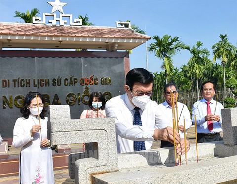Nguyên Chủ tịch nước, lãnh đạo TP.HCM dâng hương tại các di tích lịch sử huyện Hóc Môn - Ảnh 2. Nguyên Chủ tịch nước, lãnh đạo TP.HCM dâng hương tại các di tích lịch sử huyện Hóc Môn - Ảnh 2.