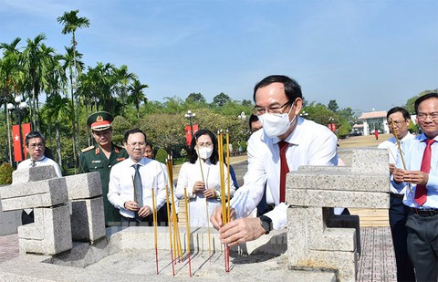 Nguyên Chủ tịch nước, lãnh đạo TP.HCM dâng hương tại các di tích lịch sử huyện Hóc Môn - Ảnh 3. Nguyên Chủ tịch nước, lãnh đạo TP.HCM dâng hương tại các di tích lịch sử huyện Hóc Môn - Ảnh 3.