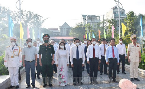 Nguyên Chủ tịch nước, lãnh đạo TP.HCM dâng hương tại các di tích lịch sử huyện Hóc Môn - Ảnh 1. Nguyên Chủ tịch nước, lãnh đạo TP.HCM dâng hương tại các di tích lịch sử huyện Hóc Môn - Ảnh 1.
