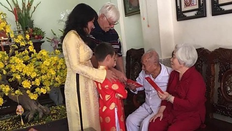 Con ơi yêu lấy tiếng quê hương - Kỳ 1: Mẹ dạy con bài hát tiếng Việt này nữa đi! - Ảnh 1. Con ơi yêu lấy tiếng quê hương - Kỳ 1: Mẹ dạy con bài hát tiếng Việt này nữa đi! - Ảnh 1.