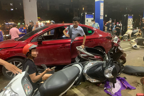 Bắt giam tài xế say xỉn lao ô tô vào cây xăng ở Hà Nội khiến 8 người bị thương - Ảnh 1. Bắt giam tài xế say xỉn lao ô tô vào cây xăng ở Hà Nội khiến 8 người bị thương - Ảnh 1.