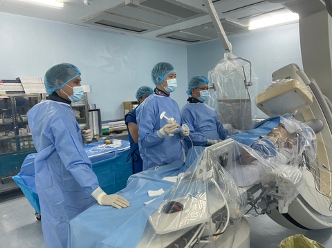 Một bệnh viện tuyến huyện tại TP.HCM can thiệp được tim mạch cho bệnh nhân - Ảnh 1. Một bệnh viện tuyến huyện tại TP.HCM can thiệp được tim mạch cho bệnh nhân - Ảnh 1.