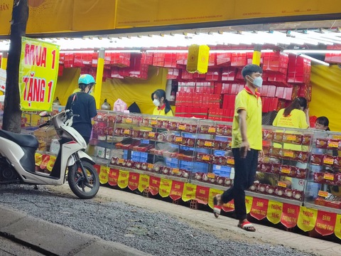 Bánh trung thu mua 1 tặng 1: Có thật hay chiêu trò? - Ảnh 1. Bánh trung thu mua 1 tặng 1: Có thật hay chiêu trò? - Ảnh 1.