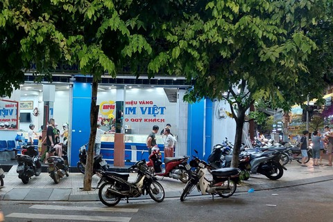 Tạm giữ người dùng búa đập bể tủ kính tiệm vàng rồi bỏ chạy - Ảnh 1. Tạm giữ người dùng búa đập bể tủ kính tiệm vàng rồi bỏ chạy - Ảnh 1.