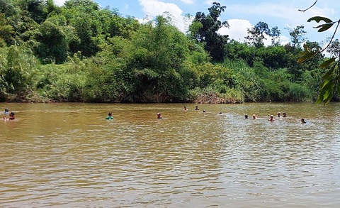 Con rơi xuống sông, cha nhảy xuống cứu rồi cả hai chết đuối - Ảnh 1. Con rơi xuống sông, cha nhảy xuống cứu rồi cả hai chết đuối - Ảnh 1.