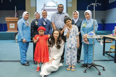 Hoa hậu Thùy Tiên hát gây quỹ tại Malaysia; Trấn Thành lên tiếng việc hỗn với đàn chị - Ảnh 2. Hoa hậu Thùy Tiên hát gây quỹ tại Malaysia; Trấn Thành lên tiếng việc hỗn với đàn chị - Ảnh 2.