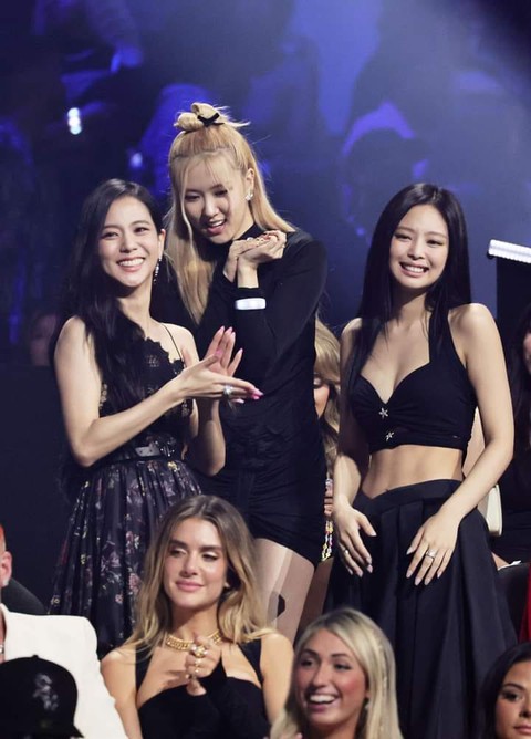 Lisa Blackpink trở thành nghệ sĩ solo K-pop đầu tiên thắng giải VMAs - Ảnh 3. Lisa Blackpink trở thành nghệ sĩ solo K-pop đầu tiên thắng giải VMAs - Ảnh 3.
