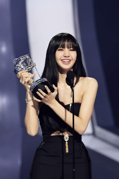 Lisa Blackpink trở thành nghệ sĩ solo K-pop đầu tiên thắng giải VMAs - Ảnh 2. Lisa Blackpink trở thành nghệ sĩ solo K-pop đầu tiên thắng giải VMAs - Ảnh 2.