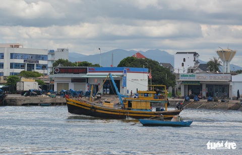 Ngư dân Bình Thuận khốn đốn tìm dầu đi biển, nhiều nơi từ chối bán - Ảnh 2. Ngư dân Bình Thuận khốn đốn tìm dầu đi biển, nhiều nơi từ chối bán - Ảnh 2.