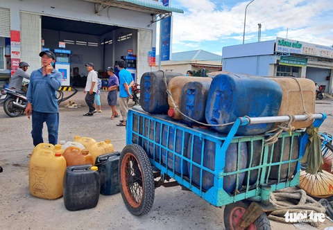 Ngư dân Bình Thuận khốn đốn tìm dầu đi biển, nhiều nơi từ chối bán - Ảnh 1. Ngư dân Bình Thuận khốn đốn tìm dầu đi biển, nhiều nơi từ chối bán - Ảnh 1.