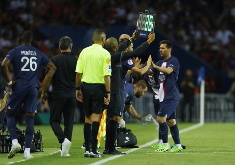 Cổ động viên tức giận vì Mbappe phung phí cơ hội nhưng Messi lại bị thay ra - Ảnh 1. Cổ động viên tức giận vì Mbappe phung phí cơ hội nhưng Messi lại bị thay ra - Ảnh 1.