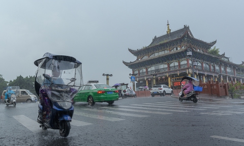 Tin thế giới 29-8: Bà Hillary tung ảnh vui chơi ở hộp đêm; NASA phóng tàu thăm dò Mặt trăng - Ảnh 1. Tin thế giới 29-8: Bà Hillary tung ảnh vui chơi ở hộp đêm; NASA phóng tàu thăm dò Mặt trăng - Ảnh 1.