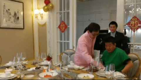 Tậu căn hộ dát vàng 170 tỉ, Thành Long tự tay xuống bếp nấu ăn đãi khách - Ảnh 4. Tậu căn hộ dát vàng 170 tỉ, Thành Long tự tay xuống bếp nấu ăn đãi khách - Ảnh 4.