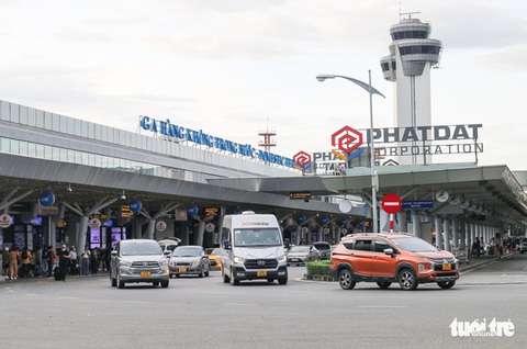 Bộ GTVT nêu giải pháp xử lý xe cộ bát nháo ở Tân Sơn Nhất - Ảnh 1. Bộ GTVT nêu giải pháp xử lý xe cộ bát nháo ở Tân Sơn Nhất - Ảnh 1.