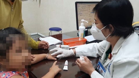 Nhiều trẻ bị bệnh chốc nặng do tự điều trị tại nhà - Ảnh 1. Nhiều trẻ bị bệnh chốc nặng do tự điều trị tại nhà - Ảnh 1.