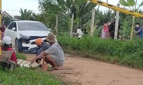 Thấy 3 người đi xe máy ngáng đường, tài xế xe hơi tông thẳng làm 2 người chết - Ảnh 1. Thấy 3 người đi xe máy ngáng đường, tài xế xe hơi tông thẳng làm 2 người chết - Ảnh 1.