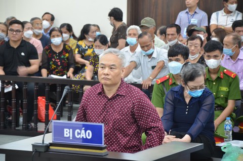 Cựu chủ tịch Trung tâm hỗ trợ người nghèo phủ nhận lừa đảo, bị hại nói đồ cãi cùn - Ảnh 1. Cựu chủ tịch Trung tâm hỗ trợ người nghèo phủ nhận lừa đảo, bị hại nói đồ cãi cùn - Ảnh 1.
