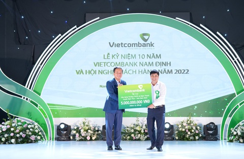 Vietcombank trao 5 tỉ đồng hỗ trợ xây dựng trường học ở tỉnh Nam Định - Ảnh 1. Vietcombank trao 5 tỉ đồng hỗ trợ xây dựng trường học ở tỉnh Nam Định - Ảnh 1.