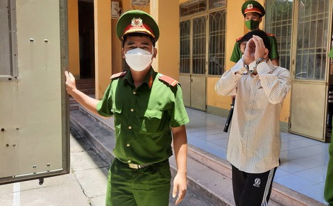 Giả chữ ký ‘sếp’ trên sổ đỏ chiếm đoạt tiền của dân, 2 cán bộ lãnh án tù - Ảnh 1. Giả chữ ký ‘sếp’ trên sổ đỏ chiếm đoạt tiền của dân, 2 cán bộ lãnh án tù - Ảnh 1.