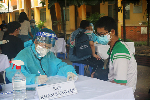 Phụ huynh TP.HCM có thể đưa trẻ đến 157 điểm để tiêm vắc xin phòng COVID-19 - Ảnh 1. Phụ huynh TP.HCM có thể đưa trẻ đến 157 điểm để tiêm vắc xin phòng COVID-19 - Ảnh 1.