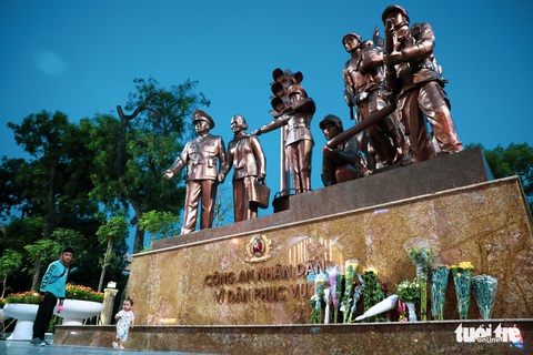 Người dân đến tượng đài Công an nhân dân đặt hoa tưởng niệm 3 cảnh sát chữa cháy hy sinh - Ảnh 1. Người dân đến tượng đài Công an nhân dân đặt hoa tưởng niệm 3 cảnh sát chữa cháy hy sinh - Ảnh 1.