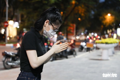 Người dân đến tượng đài Công an nhân dân đặt hoa tưởng niệm 3 cảnh sát chữa cháy hy sinh - Ảnh 3. Người dân đến tượng đài Công an nhân dân đặt hoa tưởng niệm 3 cảnh sát chữa cháy hy sinh - Ảnh 3.