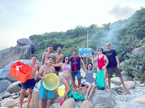 Mặc bikini nhặt rác trên bãi biển, thì sao? - Ảnh 3. Mặc bikini nhặt rác trên bãi biển, thì sao? - Ảnh 3.