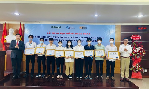 Tập đoàn Bcons trao học bổng cho sinh viên vượt khó - Ảnh 1. Tập đoàn Bcons trao học bổng cho sinh viên vượt khó - Ảnh 1.