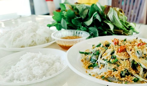 Món gỏi cá gỏi Hòn Sơn đánh thức vị giác du khách - Ảnh 1. Món gỏi cá gỏi Hòn Sơn đánh thức vị giác du khách - Ảnh 1.