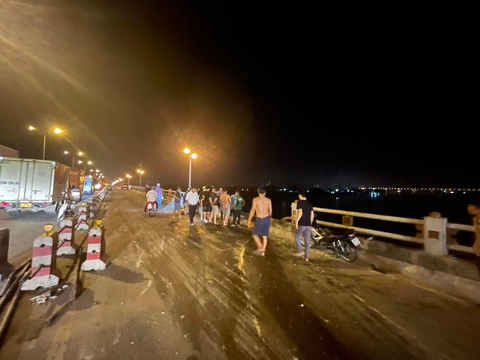 Ôtô tải tông đổ lan can cầu Thanh Trì rồi lao xuống sông Hồng - Ảnh 1. Ôtô tải tông đổ lan can cầu Thanh Trì rồi lao xuống sông Hồng - Ảnh 1.