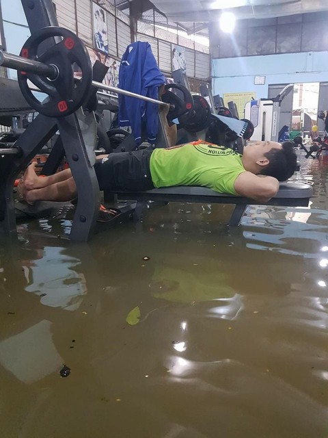 Ảnh vui 30-8: Phan Mạnh Quỳnh đi bán kẹo lạc vừng - Ảnh 2. Ảnh vui 30-8: Phan Mạnh Quỳnh đi bán kẹo lạc vừng - Ảnh 2.