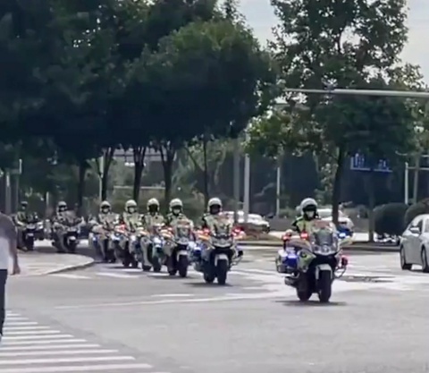 Cảnh sát tốt bụng diễu hành dàn mô tô khủng hộ tống cô bé 7 tuổi mắc ung thư - Ảnh 3. Cảnh sát tốt bụng diễu hành dàn mô tô khủng hộ tống cô bé 7 tuổi mắc ung thư - Ảnh 3.