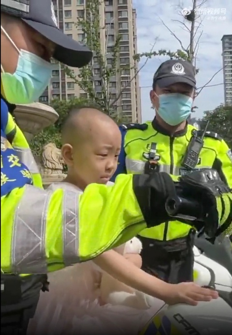Cảnh sát tốt bụng diễu hành dàn mô tô khủng hộ tống cô bé 7 tuổi mắc ung thư - Ảnh 4. Cảnh sát tốt bụng diễu hành dàn mô tô khủng hộ tống cô bé 7 tuổi mắc ung thư - Ảnh 4.