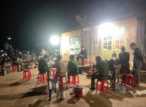 Bắt nhóm đánh, dọa giết thương lái để ép bán cau - Ảnh 1.
