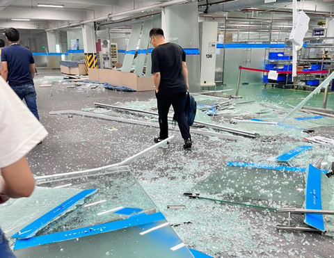 Hơn 30 công nhân nhập viện sau tiếng nổ ở Công ty Seojin Auto - Ảnh 1. Hơn 30 công nhân nhập viện sau tiếng nổ ở Công ty Seojin Auto - Ảnh 1.
