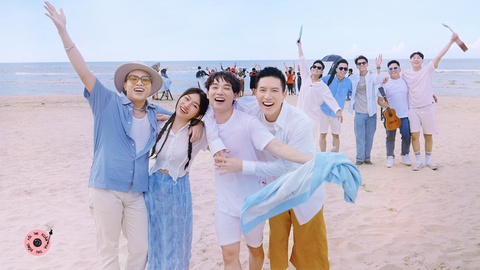 Xuân hạ thu đông, rồi lại xuân mùa 2 có gì mà dân mạng rần rần đến thế? - Ảnh 1. Xuân hạ thu đông, rồi lại xuân mùa 2 có gì mà dân mạng rần rần đến thế? - Ảnh 1.