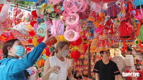 Đón Trung thu 2022: Lồng đèn Việt áp đảo hoàn toàn hàng Trung Quốc - Ảnh 1. Đón Trung thu 2022: Lồng đèn Việt áp đảo hoàn toàn hàng Trung Quốc - Ảnh 1.