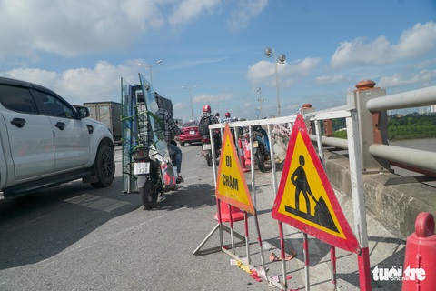 Hiện trường xe tải lao xuống sông Hồng sau khi tông đổ lan can sắt cầu Thanh Trì - Ảnh 2. Hiện trường xe tải lao xuống sông Hồng sau khi tông đổ lan can sắt cầu Thanh Trì - Ảnh 2.