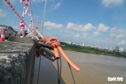 Hiện trường xe tải lao xuống sông Hồng sau khi tông đổ lan can sắt cầu Thanh Trì - Ảnh 4. Hiện trường xe tải lao xuống sông Hồng sau khi tông đổ lan can sắt cầu Thanh Trì - Ảnh 4.