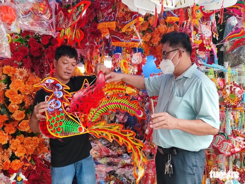 Đón Trung thu 2022: Lồng đèn Việt áp đảo hoàn toàn hàng Trung Quốc - Ảnh 2. Đón Trung thu 2022: Lồng đèn Việt áp đảo hoàn toàn hàng Trung Quốc - Ảnh 2.