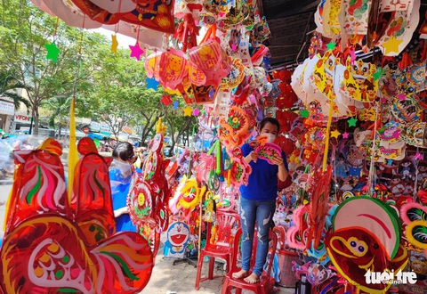 Đón Trung thu 2022: Lồng đèn Việt áp đảo hoàn toàn hàng Trung Quốc - Ảnh 3. Đón Trung thu 2022: Lồng đèn Việt áp đảo hoàn toàn hàng Trung Quốc - Ảnh 3.