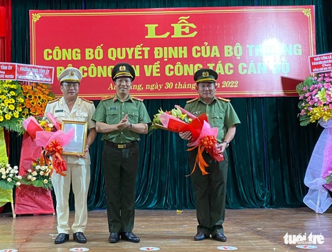 Đại tá Lâm Phước Nguyên thay đại tá Đinh Văn Nơi làm giám đốc Công an tỉnh An Giang - Ảnh 1. Đại tá Lâm Phước Nguyên thay đại tá Đinh Văn Nơi làm giám đốc Công an tỉnh An Giang - Ảnh 1.