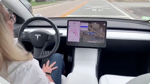 Xe Tesla đi giữa đường bất ngờ tự phanh, bẻ lái lao đầu vào tường - Ảnh 1. Xe Tesla đi giữa đường bất ngờ tự phanh, bẻ lái lao đầu vào tường - Ảnh 1.