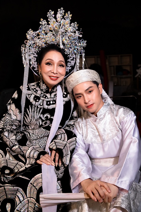 NSND Bạch Tuyết cùng dàn hậu bối lên TikTok quảng bá du lịch - Ảnh 2. NSND Bạch Tuyết cùng dàn hậu bối lên TikTok quảng bá du lịch - Ảnh 2.